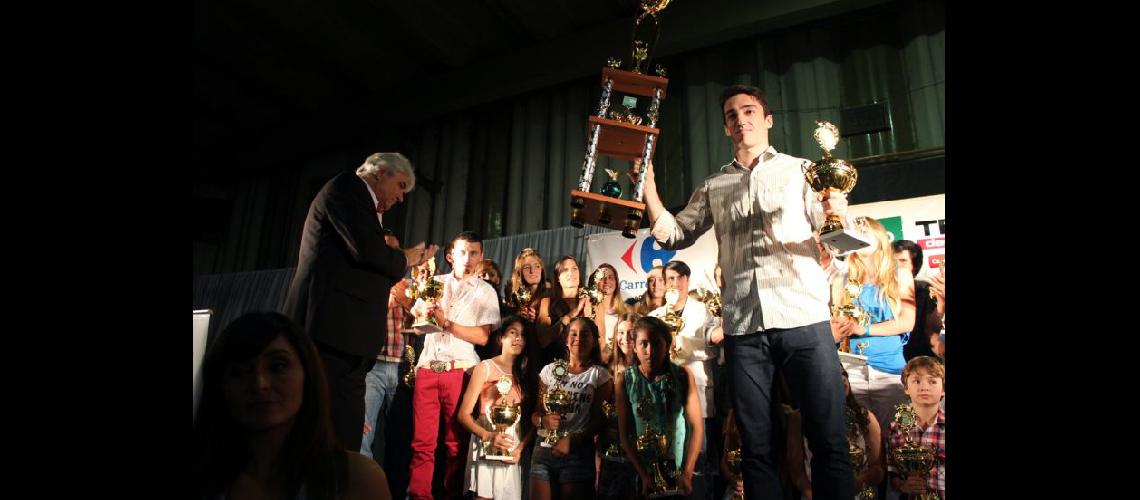  Franco Recouso con el trofeo que lo consagró Destacado de Oro 2014 (MARIO EBANI) 