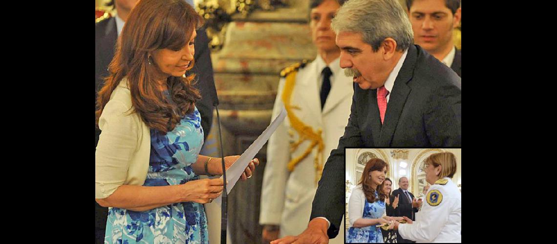  Aníbal Fernndez juró como secretario general de la Presidencia (TELAMCOMAR) -  Mabel Franco recibió la insignia y el sable de manos de la presidenta (NA)