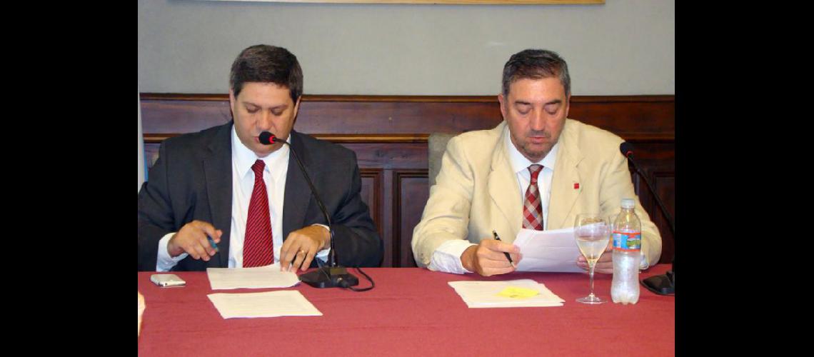  Pablo Petraglia y Guillermo Tamarit durante la sesión del Consejo Superior de la Unnoba (UNNOBA)