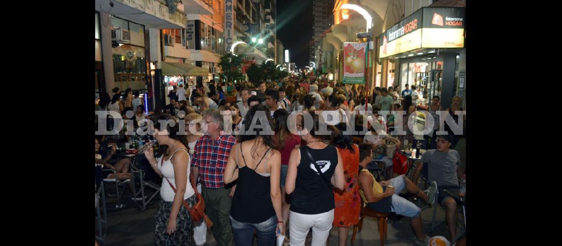  Miles de pergaminenses y visitantes coparon las calles céntricas realizaron compras y disfrutaron de los shows (LA OPINION)