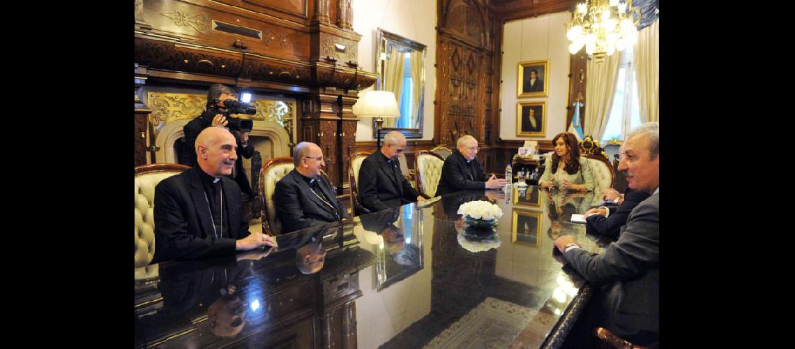  La presidenta recibió a las autoridades de la CEA encabezada por su presidente el obispo Arancedo (NA)