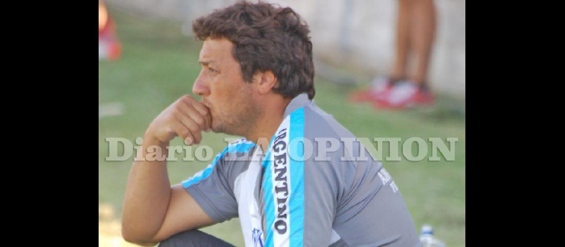  El técnico Miguel Scarfó inició el martes su sexta temporada en Argentino (ARCHIVO LA OPINION)