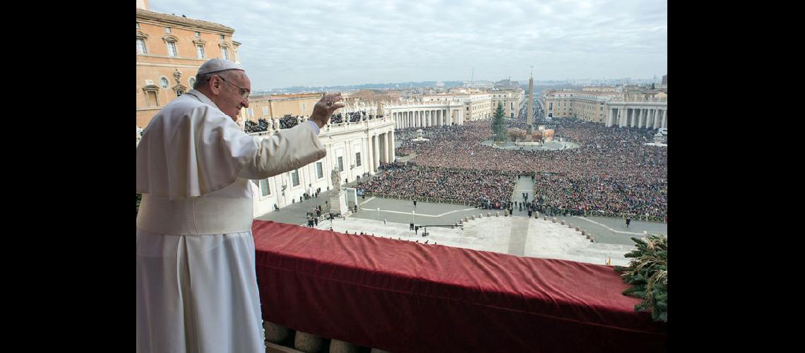  El Papa argentino pronunció su mensaje a la ciudad y el mundo ante una multitud de fieles (NA)