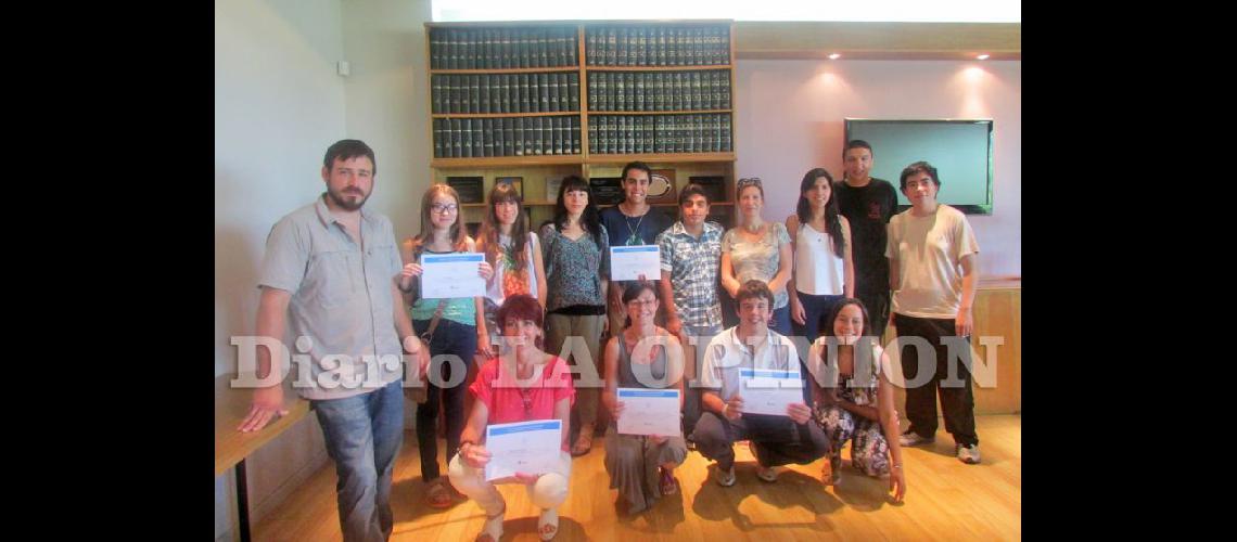  Autoridades y alumnos de la Unnoba durante la entrega de certificados (LA OPINION)