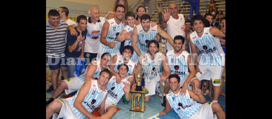  Argentino festejar el gran año basquetbolístico en el que obtuvo el título local en la final ante Gimnasia (ARCHIVO LA OPINION)