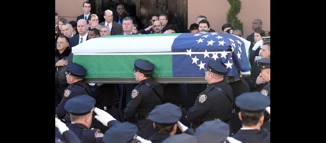  El féretro de Ramos estaba cubierto con la bandera verde blanca y azul de la policía de Nueva York (NA)