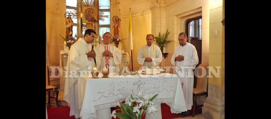  Junto a Cardelli se encontraban Juanito que asumió al frente de la capilla y Fortunato que culminó con su misión allí (LA OPINION)