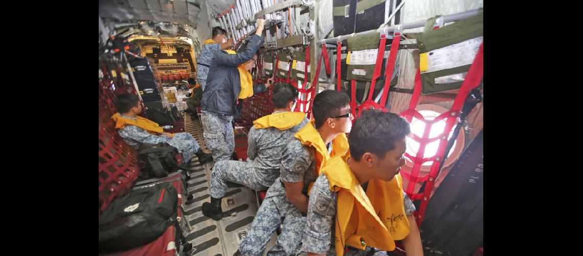  Personal de la fuerza aérea de Singapur a bordo de un avión C-130 participando de la búsqueda (NA) 