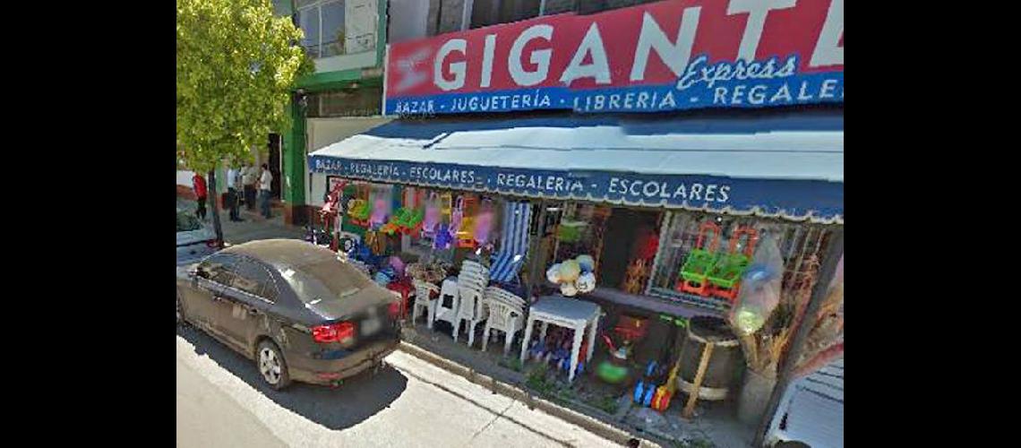  El comercio Gigante Express est ubicado próximo a la sede de la Comisión de Fomento Barrio Centenario  (GOOGLE)