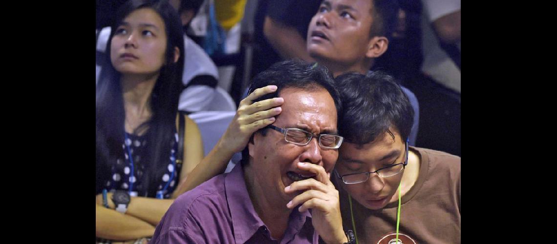  El llanto de un familiar de uno de los pasajeros en el aeropuerto de Surabaya al conocer la noticia (NA)