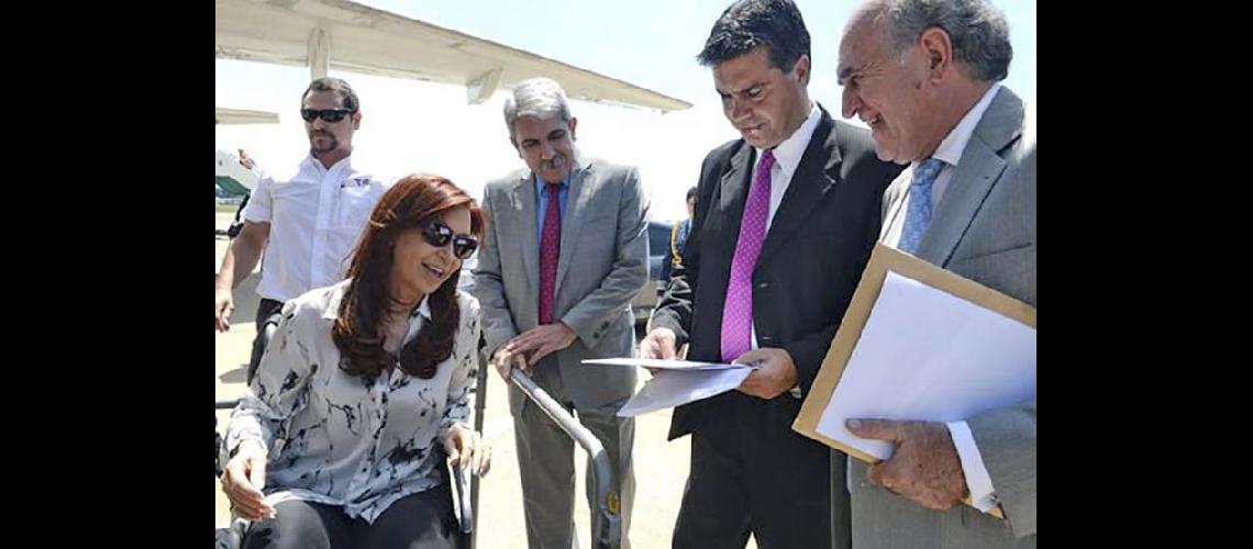  Cristina Kirchner en Aeroparque junto a Aníbal Fernndez Jorge Capitanich y José Parrilli (NA)