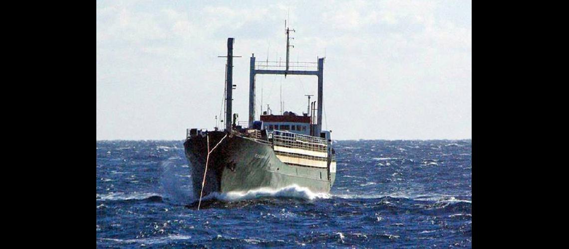  El buque Ezadeen abandonado por la tripulación navegaba a la deriva hacia las costas de Italia (NA) 