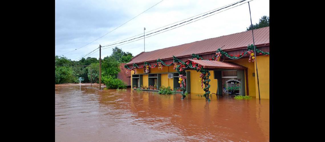  El fuerte temporal que castiga Misiones hace tres días produjo desbordes de ríos y arroyos (NA) 