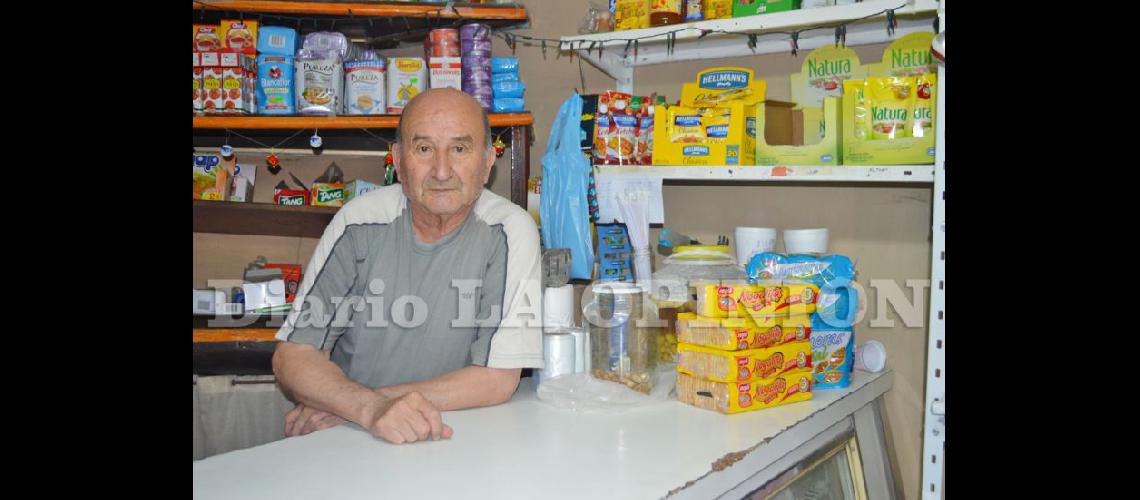  Pipo Prat en su despensa del barrio Otero donde pasa sus horas (LA OPINION)