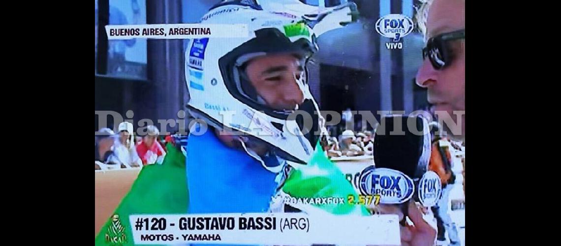  Gustavo Bassi fue entrevistado por Fox Sports antes de pasar por la rampa (CAPTURA TV)