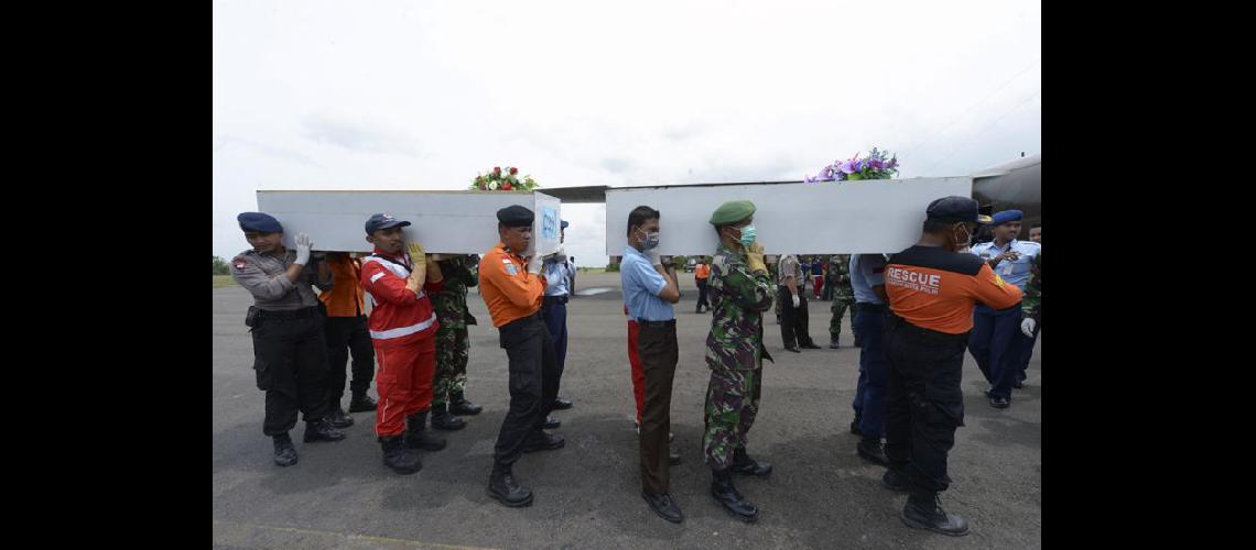  Los familiares de las víctimas se preparaban ayer para nuevas inhumaciones en Surabaya (NA)