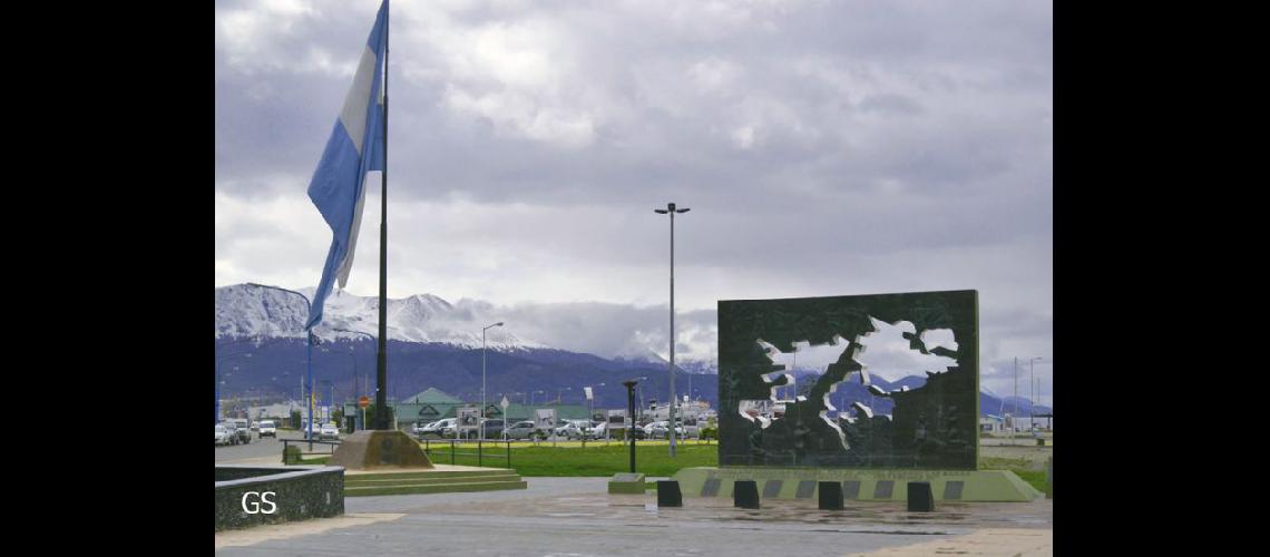  El monumento a Malvinas en Ushuaia se encuentra orientado hacia el archipiélago malvinense (ELRUTERO2010BLOGSPOTCOM) 