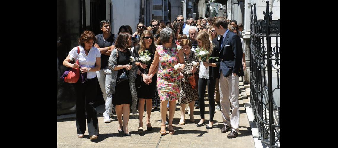  La mam de Lola Chomnalez (de vestido floreado) y la abuela (ms atrs) en momentos en que ingresa el cortejo fúnebre al cementerio de Recoleta  (TELAMCOMAR)