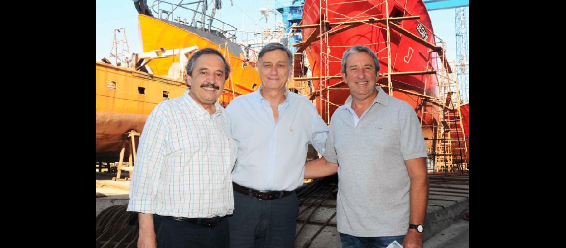  Alfonsín Binner y Cobos recorrieron el Astillero Naval Federico Contessi en Mar del Plata (NA)