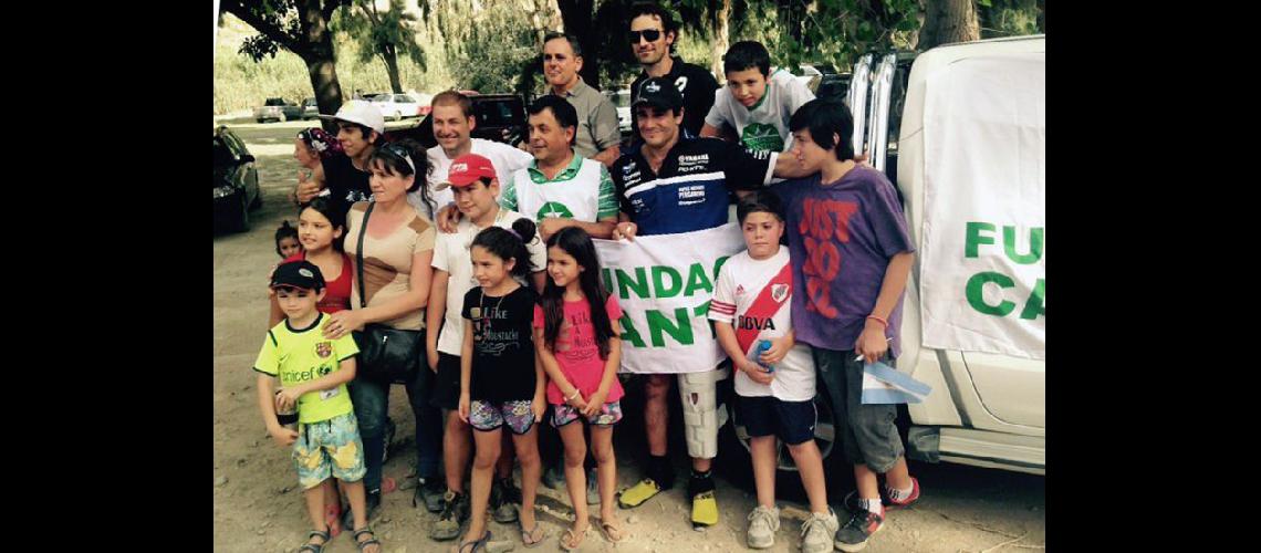  El piloto Gustavo Bassi y su equipo Yamaha junto a la Fundación Cantoni en San Juan (BASSI DAKAR 2015)