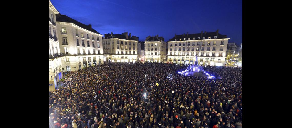  La plaza de la República en París donde acudieron 35000 personas Algunos con carteles donde podía leerse Je suis Charlie (Yo soy Charlie) (NA)