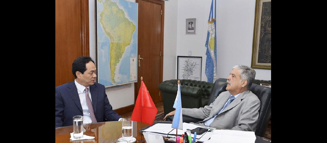  De Vido recibió al embajador de China en Argentina Yang Wanming y analizaron la agenda bilateral (NA)