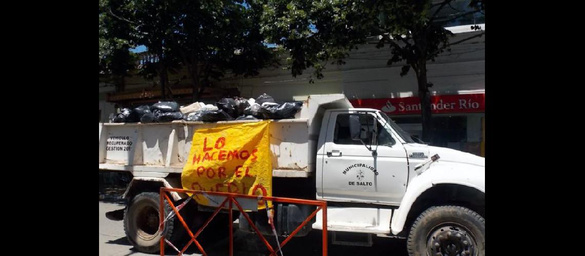  La protesta de ayer incluyó camiones repletos de basura por el centro de la ciudad (saltociudadcomar) 
