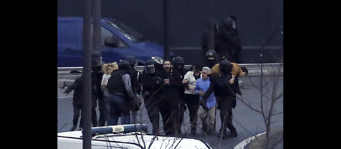  Miembros de la policía francesa evacuaron a los rehenes del supermercado kosher en Porte de Vincennes (NA) 