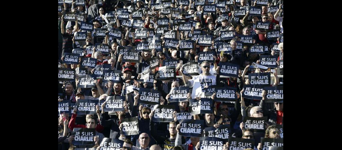  Miles de personas marcharon ayer en Francia con pancartas que decían yo soy Charlie (NA)