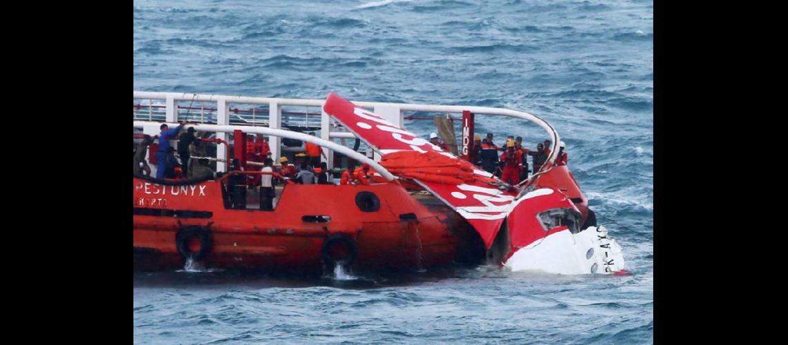  Los miembros de un equipo de búsqueda y rescate de Indonesia encontraron la cola del avión (NA)