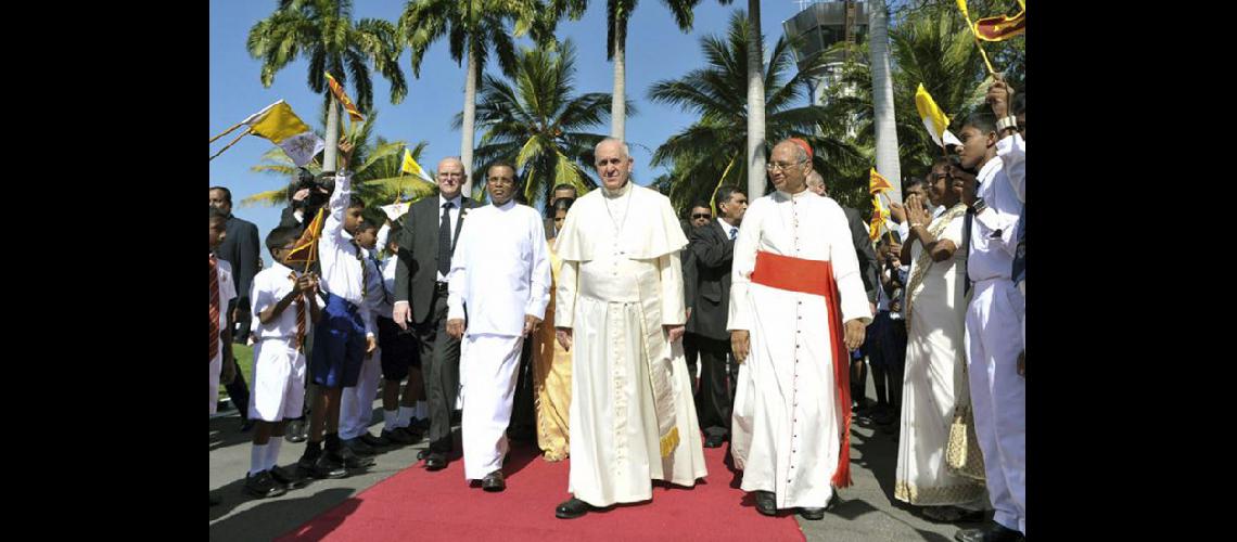  El Papa fue recibido en el aeropuerto de Colombo por el nuevo presidente Maithripala Sirisena (NA)