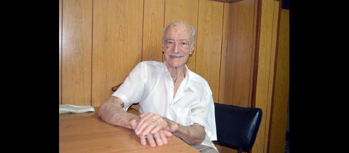  Osvaldo Víctor Bolívar- en la cocina de la casa en la que vive desde hace 58 años  (LA OPINION) 