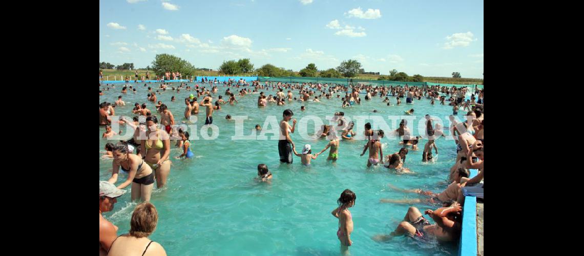  El balneario recibe los domingos a una gran cantidad de personas que se acercan de Pergamino y la zona (LA OPINION)