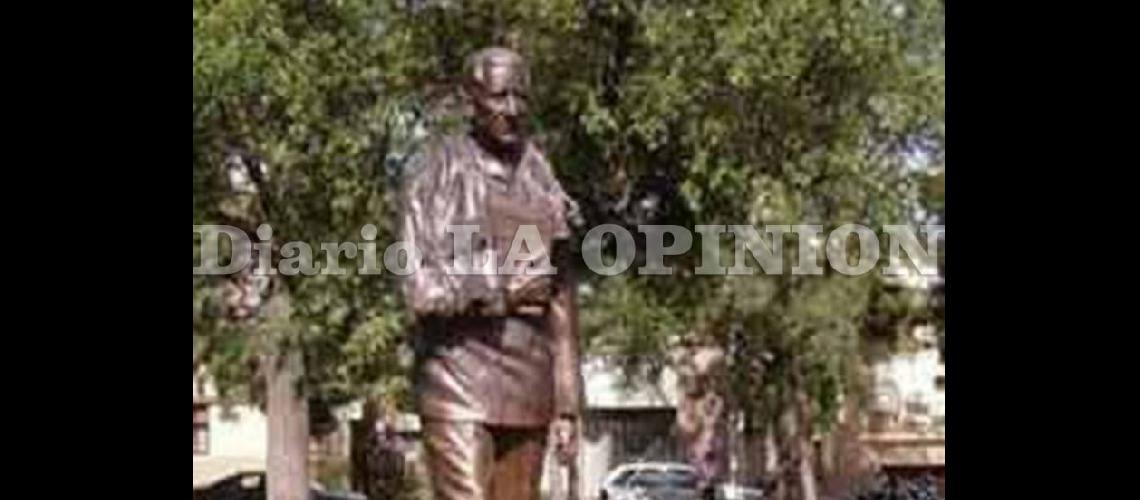  Arturo Umberto Illia tiene una estatua en Pergamino instalada en la Plaza 25 de Mayo (LA OPINION)