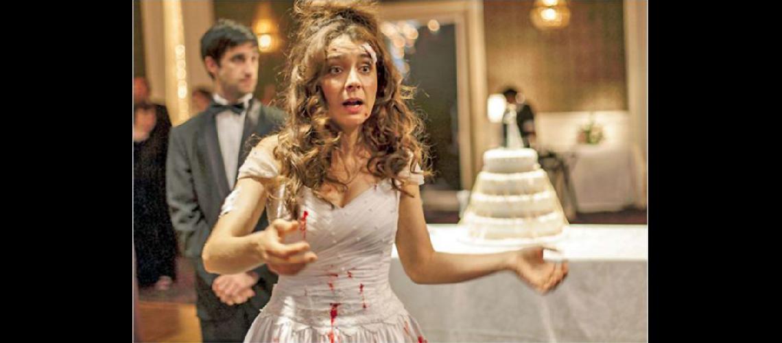  Erica Rivas personifica a una novia que descubre en plena fiesta de bodas que su flamante esposo la engañó (INTERNET) 
