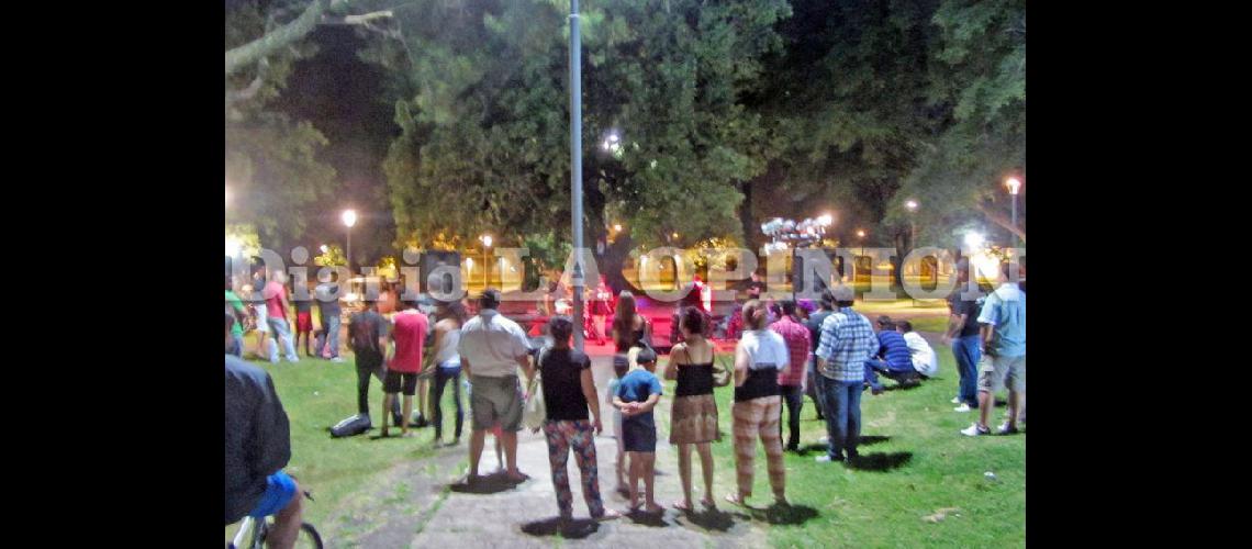  La banda local de hard rock 4 a 1 abrió el ciclo de actividades culturales en la Plaza San José (LA OPINION )