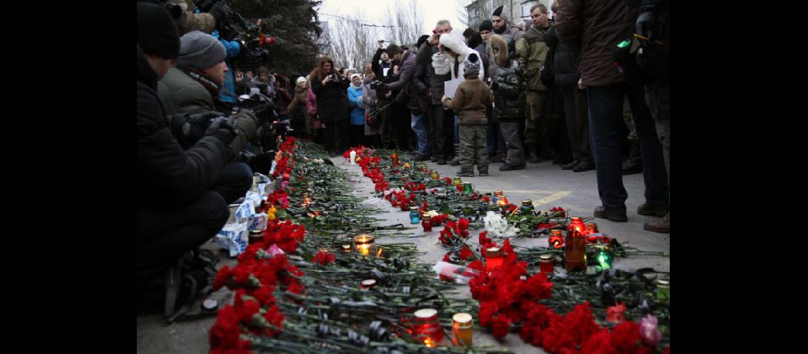  La gente deja flores y enciende velas en homenaje a las víctimas de los enfrentamientos en Ucrania (NA)