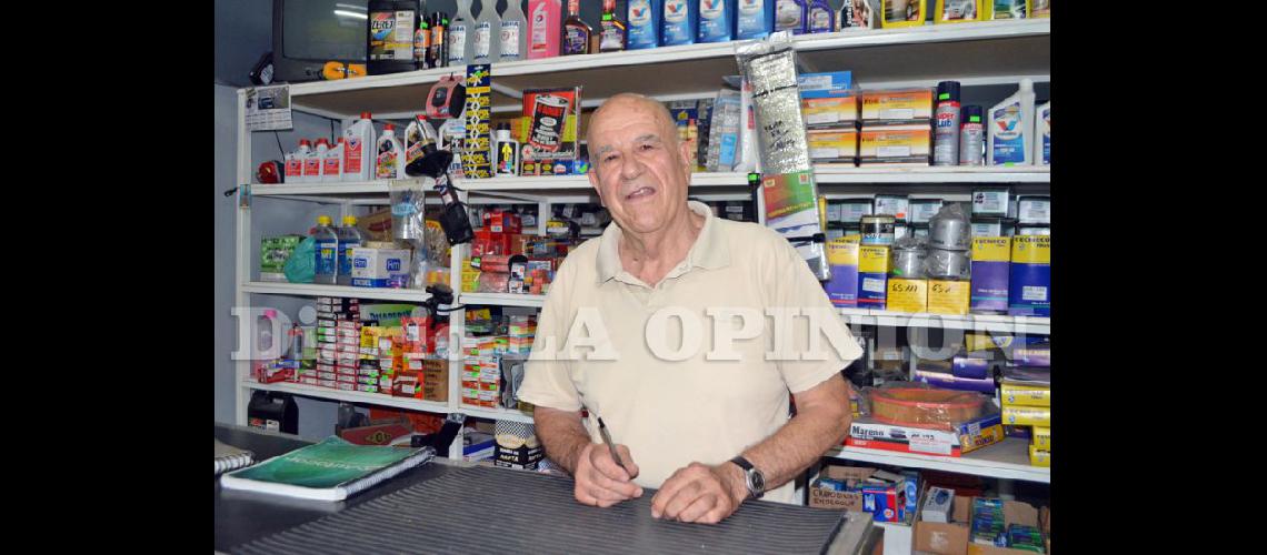  Raúl Héctor Cubino 72 años se dedica a la venta de repuestos y asegura que trabajar hasta que se canse  (LA OPINION)