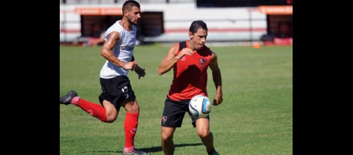 Maximiliano Rodríguez inició la jugada del gol El defensor de Douglas Haig Cristian Stele llega a la marca (LA CAPITAL DE ROSARIO)