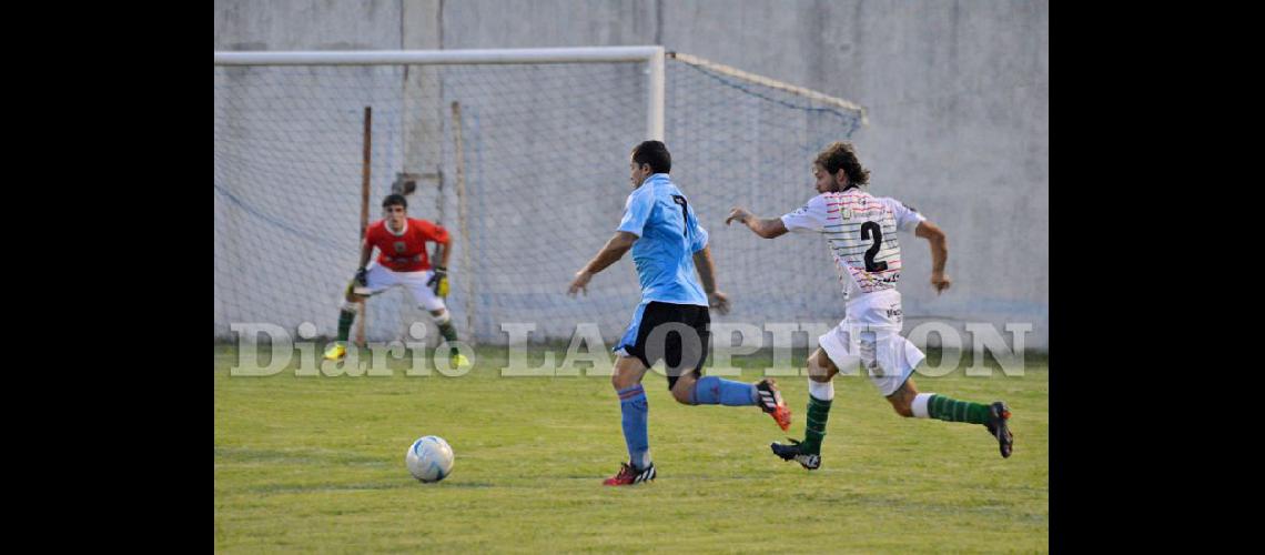  Diego Leclercq autor del primer gol deja atrs a un defensor y encara hacia el arco de Agropecuario (LA OPINION) 