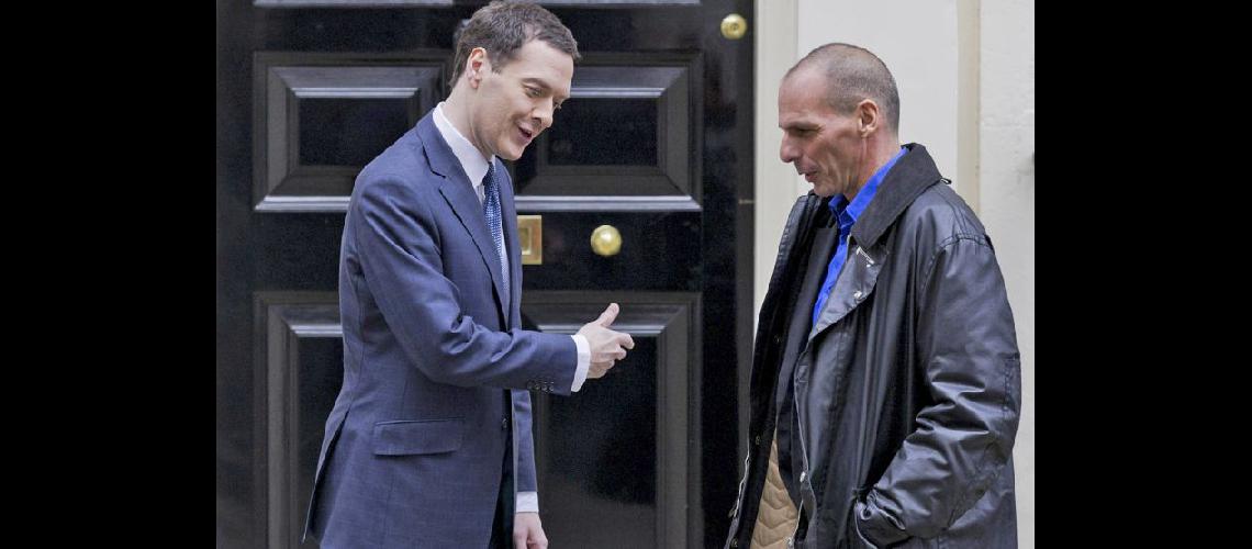  El ministro de Finanzas britnico George Osborne se reunió ayer con su par griego Yanis Varoufakis (NA)