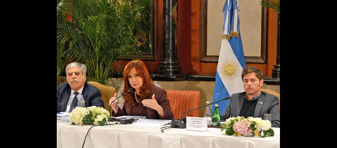  La presidenta Cristina Kirchner flanqueada por los ministros Julio de Vido y Axel Kicillof en China (NA) 