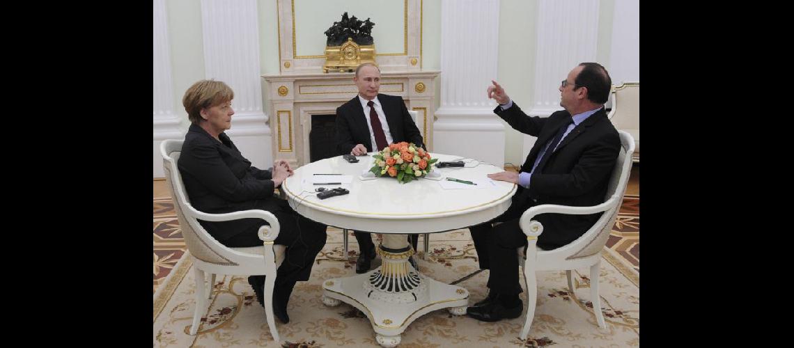  La canciller alemana Angela Merkel y los presidentes de Rusia Putin y de Francia Hollande en Moscú (NA)