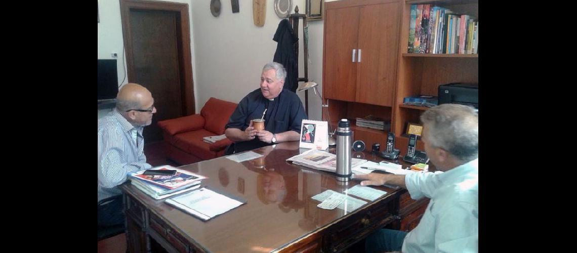  Carlos Elizalde el padre Carlos Miri y Omar Pacini en el despacho del intendente (GOBIERNO DE PERGAMINO)