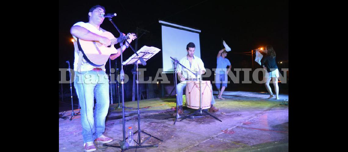  Bernardo Ramallo actuó en el segundo Festival de Barrio que se realizó en la Plaza del barrio Kennedy (LA OPINION) 