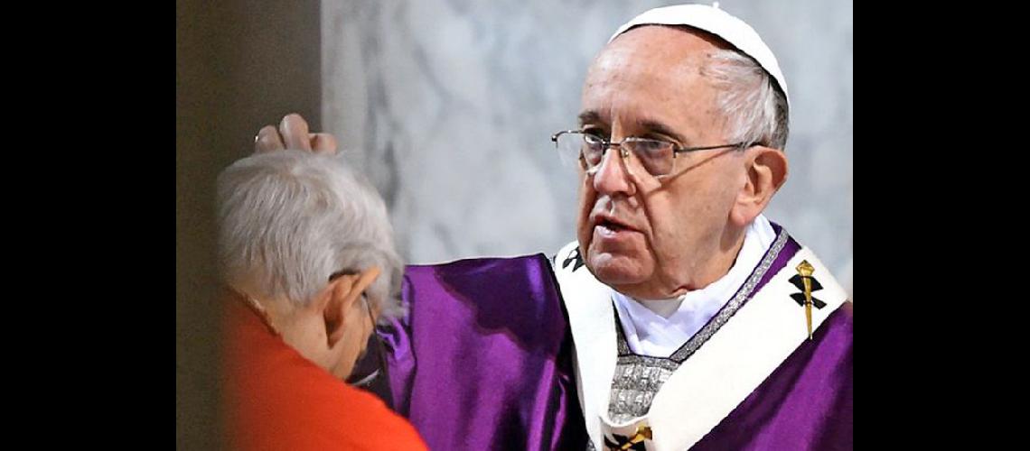  El miércoles Francisco impuso las cenizas a los fieles (INTERNET) 