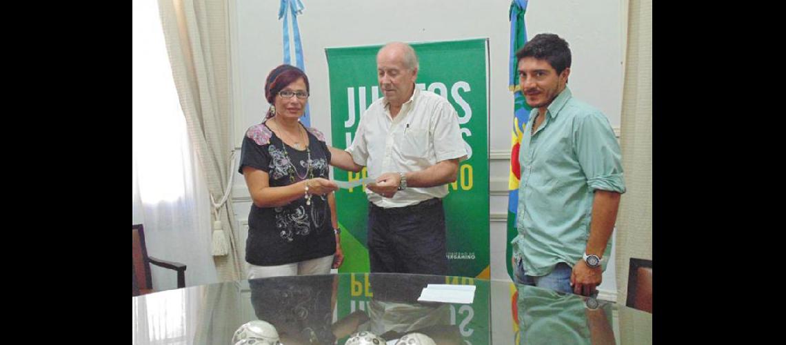  Celia Segovia Rubén Fernndez y Walter Baccarini durante la entrega del subsidio (LA OPINION)