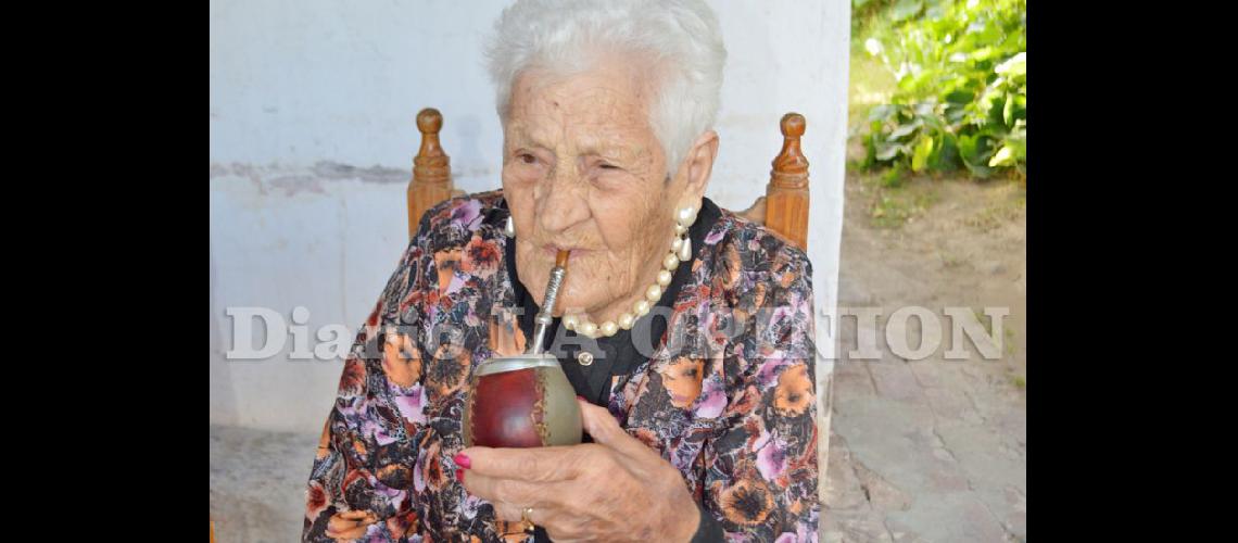  Veneranda Scarffaloto disfruta de las tardes en el patio de su casa tomando mates (LA OPINION)