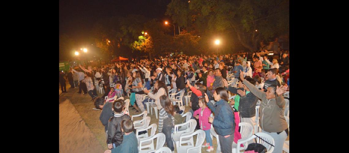  Cientos de fieles participaron de las jornadas nocturnas de adoración (LA OPINION)