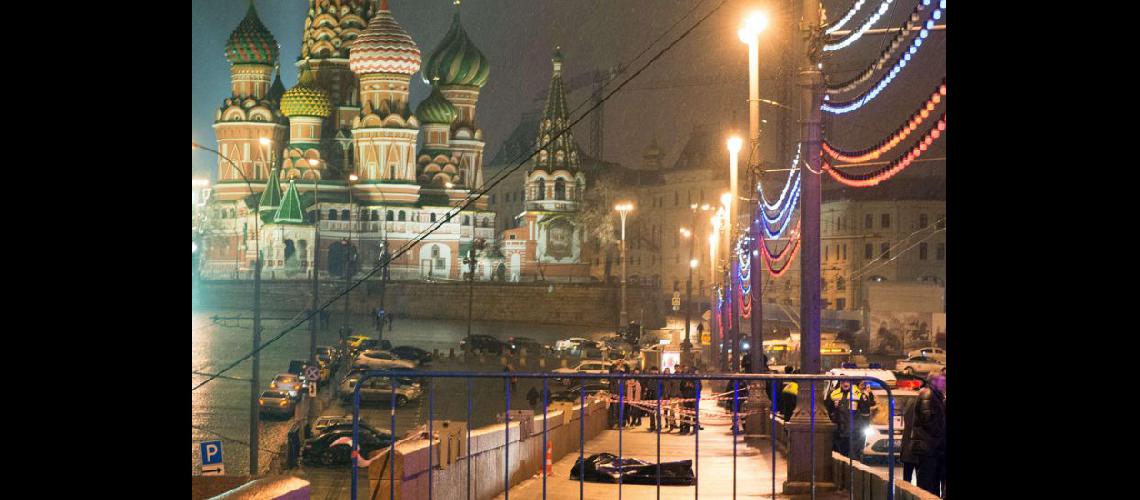  En pleno centro de Moscú se ve el cadver de Boris Nemtsov que murió de un disparo (NA)